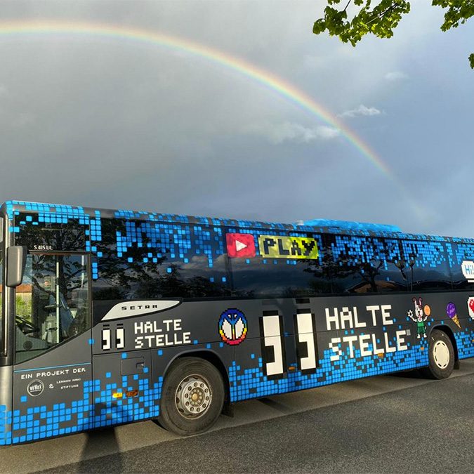 Die Haltestelle - wirWerk / Lennon Maki Stiftung